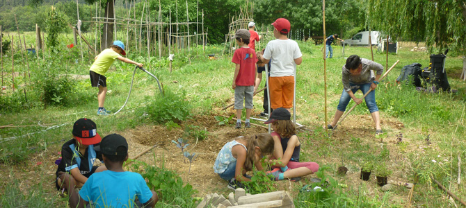 Entretien du jardin de l'école Paul Crouzet de Prades-le-Lez avec  avec des éléves de primaire