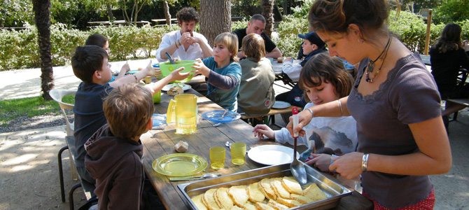 Repas bio à l'Accueil de Loisirs de l'Écolothèque de Montpellier Méditerranée Métropole