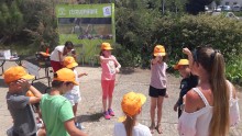 Des enfants et une animatrice miment la course du Soleil