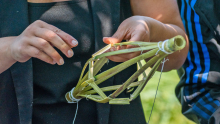 Gros plan sur la construction d'un yoyo fait avec de la canne de provence