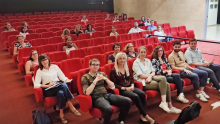 Des enseignants sont réunis dans une salle pour la présentation du nouveau parcours