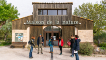 Des agents sont devant le bâtiment de la maison de la nature