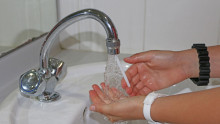 Les mains d'un enfants sous l'eau d'un robinet
