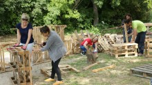 Des agents des communes de la Métropole construisent des meubles en bois de palettes
