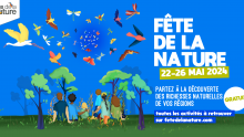 Affiche de la Fête de la nature 2024 du 22 au 26 mai : partez à la découverte des richesses naturelles de votre région. Représente 6 personnes (adultes et enfants) assises dans l'herbe qui contemplent un paysage, entre des arbres et sous une nuée d'oiseaux et de papillons