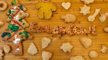 Biscuits de différentes formes (bonhomme, cœurs, étoiles, sapins, lettres formant le mot Écolothèque...) disposés sur une table en bois