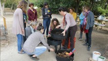 un groupe d'adultes ouvre un vermicomposteur pour voir les étages