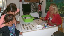 la directrice adjointe accueille les enfants venus pour la première fois.