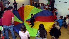 Enfants et parents jouant au jeu du parachute