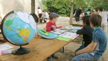 Un enfant explique aux autres la dérive des continents