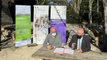 Christophe Maury, directeur académique et Roger Caizergues, maire de Lavérune, conseiller de Montpellier Méditerranée Métropole 3M délégué à  la  biodiversité, au  patrimoine naturel et  à l’Écolothèque signent la convention de développement du centre de ressources de l’Écolothèque