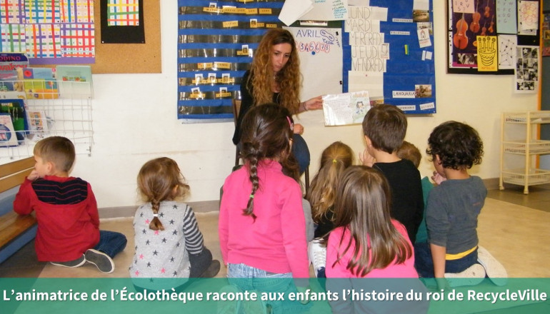 Une animatrice raconte une histoire à un grouipe d'enfants