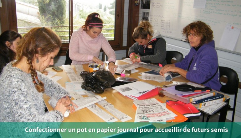 Un groupe d'adulte apprend à confectionner un pot en papier journal