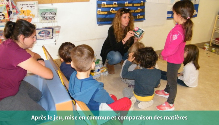 Une animatrice explique à un groupe d'enfants les matières premières utilisées dans les emballages