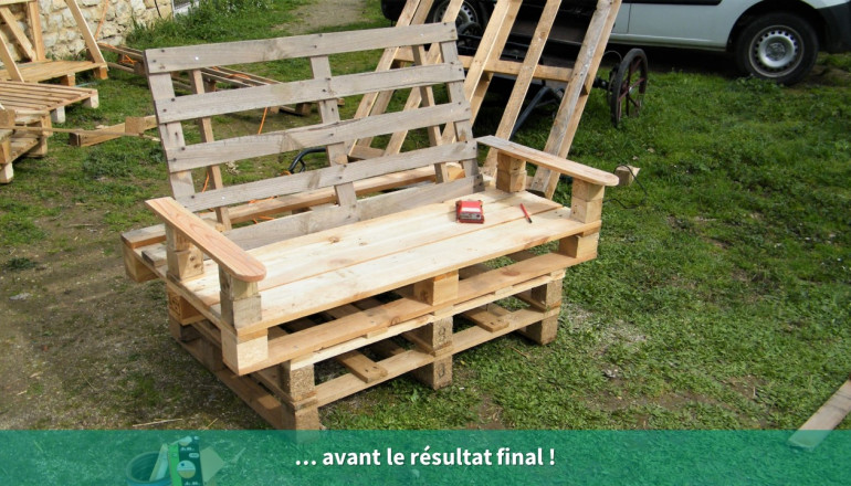 Gros plan sur le banc en palettes fini