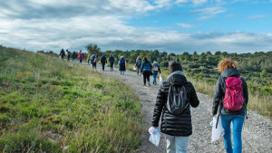 Des agents se promènent sur un chemin avec des sacs de récolte à la main