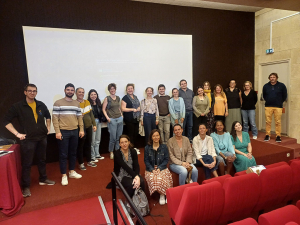 Des enseignants sont réunis dans une salle pour la présentation du nouveau parcours