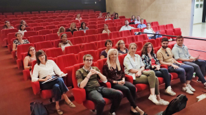 Des enseignants sont réunis dans une salle pour la présentation du nouveau parcours