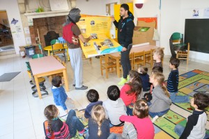 Les animateurs initient un groupe d'enfants aux écosystèmes oasiens