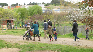 des familles se promènent sur le domaine