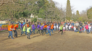 L'équipe pédagogique entame une danse devant les familles