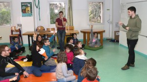 un animateur explique à un groupe d'enfants de l'Écolothèque comment économiser l'énergie