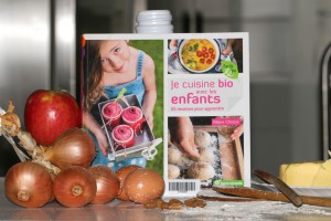 Livre avec des ingrédients de cuisine