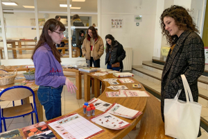 une anilatrice présente des outils pédagogiques à des enseignantes