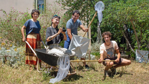 4 services civiques présentent des outils : brouette, filets à papillon, parapluie japonais, appareil photo