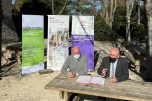 Christophe Maury, directeur académique et Roger Caizergues, maire de Lavérune, conseiller de Montpellier Méditerranée Métropole 3M délégué à  la  biodiversité, au  patrimoine naturel et  à l’Écolothèque signent la convention de développement du centre de ressources de l’Écolothèque